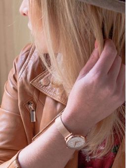 Montre femme Pierre Lannier bracelet milanais rose cadran motif fleuri 039L908 situation 2