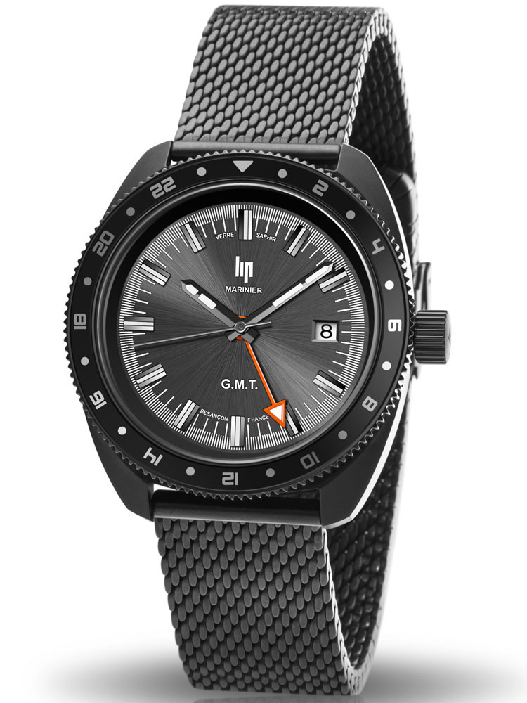 Lip propose ce modèle de montre Marinier entièrement noire. Double fuseau horaire. Étanche à 200 mètres.