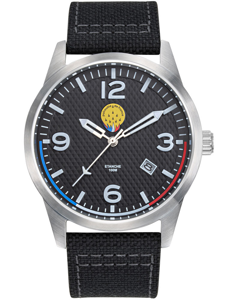 Patrouille de France signe une montre aviateur avec un bracelet noir au style jean en nylon. Code-article : 668508