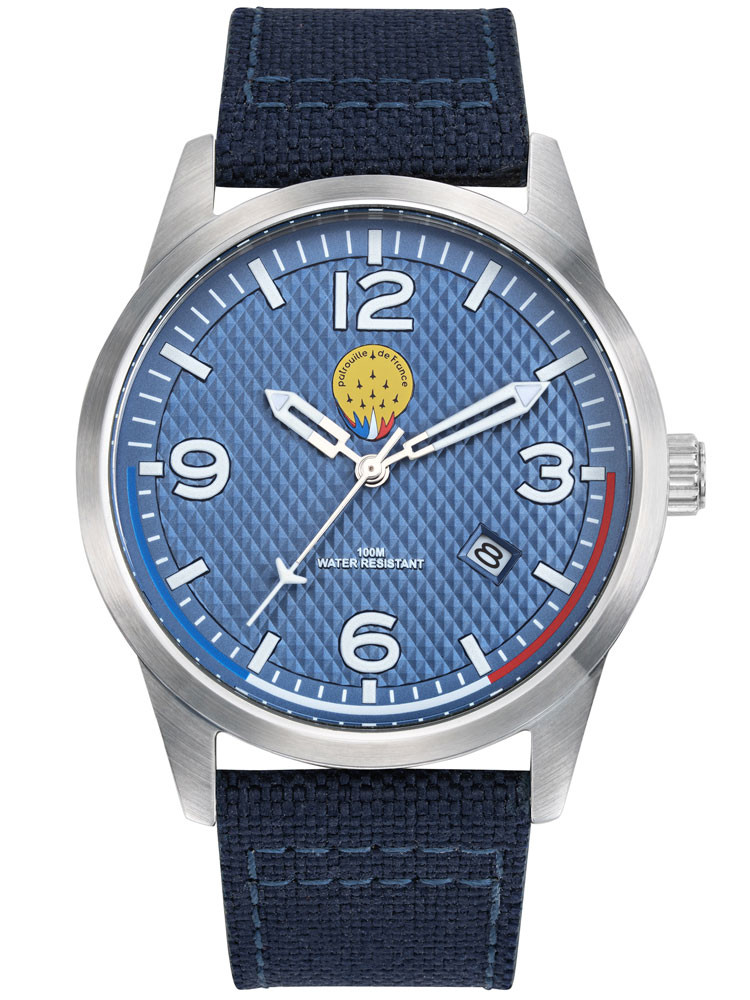 Montre aviateur siglé Patrouille de France avec son bracelet blue jean en nylon et cuir, très original. Code article : 668509