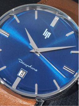 Détail du cadran de la montre LIP DAUPHINE cuir marron fond bleu 671429
