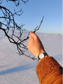 montre pierre lannier 009M628, au poignet d'une fille, dans un paysage hivernal