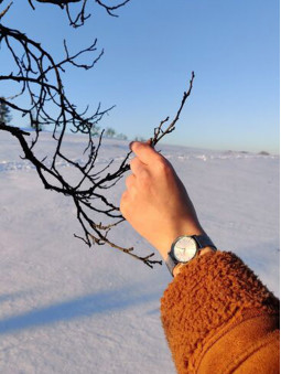 montre pierre lannier 009M628, au poignet d'une fille, dans un paysage hivernal