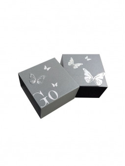 Jolie boîte, en deux parties, de la marque de montre Go Girl. Grise, illustrée de papillons.