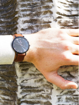 Montre homme solaire Pierre Lannier 209G434 style classique cadran noir et bracelet en cuir brun mise au poignet